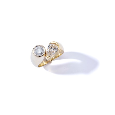 Lot 88 - A diamond two-stone ring