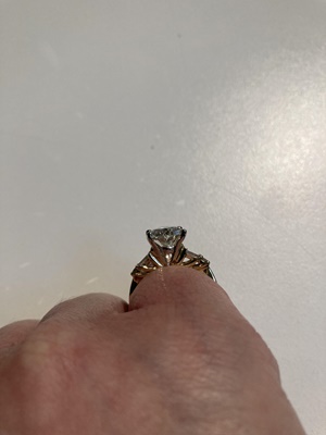 Lot 67 - A diamond single-stone ring