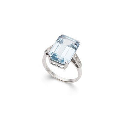 Lot 231 - An aquamarine and diamond cocktail ring
