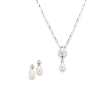 Lot 129 - A cultured pearl and diamond pendant and matching earrings