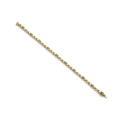 Lot 146 - An emerald and diamond bracelet