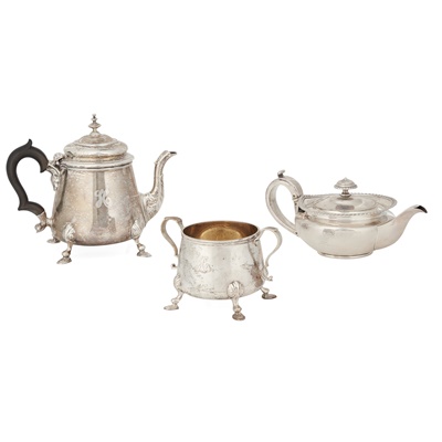 Lot 92 - An Edwardian teapot and twin-handled sugar basin