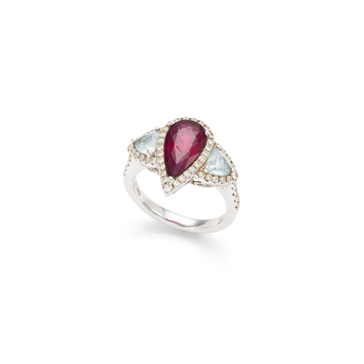 Lot 122 - A red tourmaline, aquamarine and diamond ring