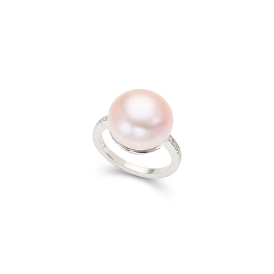 Lot 22 - Graff: A cultured pearl and diamond dress ring