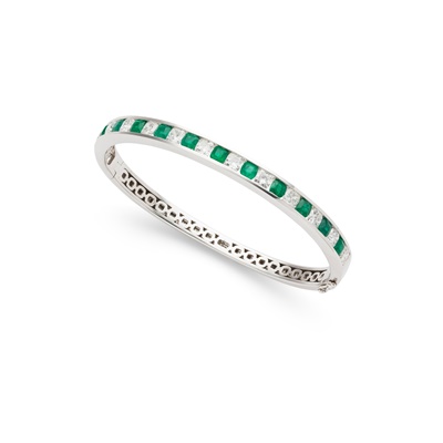 Lot 133 - An emerald and diamond bangle