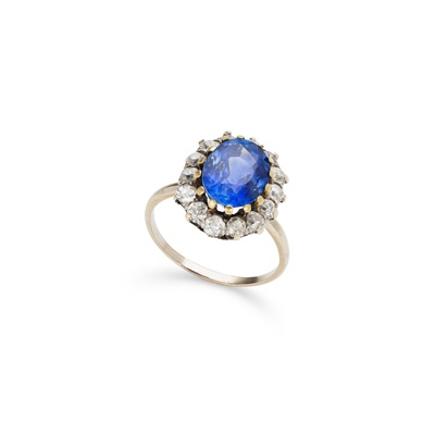 Lot 8 - A sapphire and diamond cluster ring