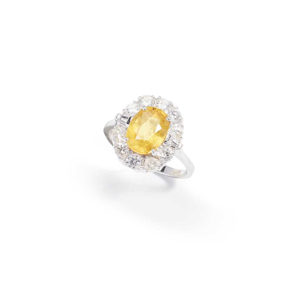 Lot 81 - A yellow sapphire and diamond cluster ring