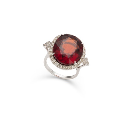 Lot 91 - A large garnet and diamond cluster ring