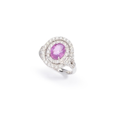 Lot 23 - A pink sapphire and diamond target cluster ring