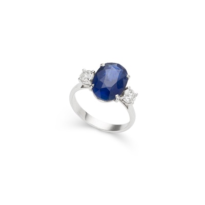 Lot 179 - A sapphire and diamond three-stone ring