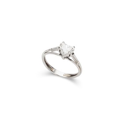 Lot 181 - A diamond ring