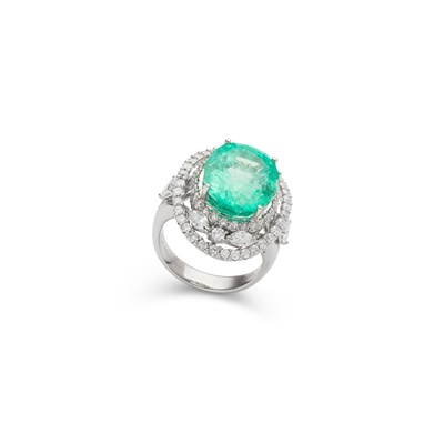 Lot 103 - A large emerald and diamond cocktail ring