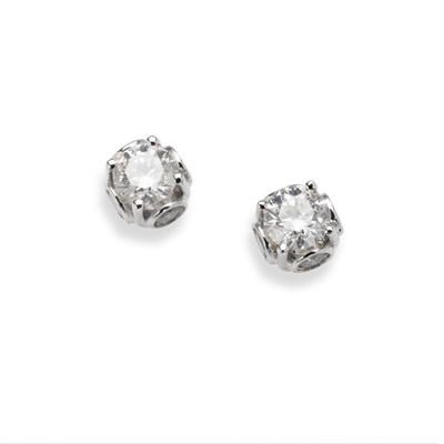 Lot 202 - A pair of diamond stud earrings