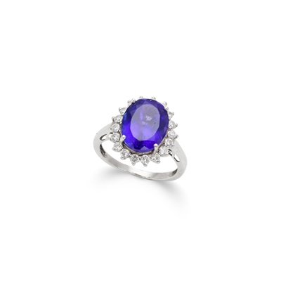 Lot 175 - A Tanzanite and diamond cluster ring