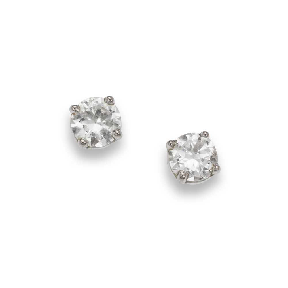 Lot 17 - A pair of diamond stud earrings