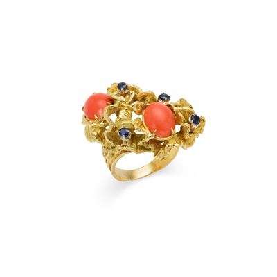Lot 234 - A contemporary coral and sapphire cluster ring