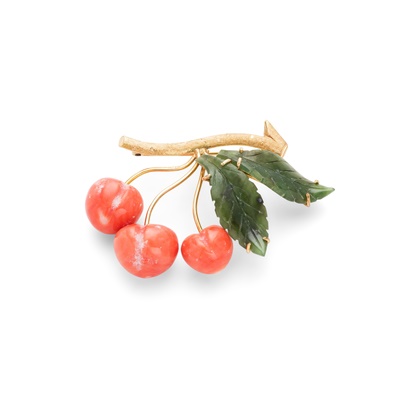 Lot 152 - A coral and jade brooch