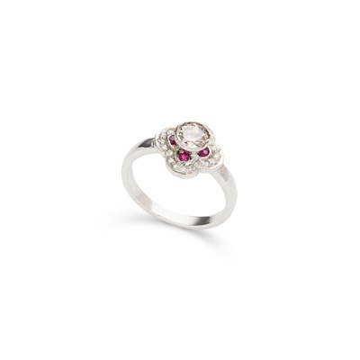 Lot 162 - A diamond and ruby cluster ring