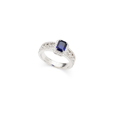 Lot 16 - A sapphire and diamond ring
