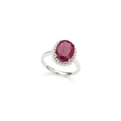 Lot 124 - A ruby and diamond cluster ring