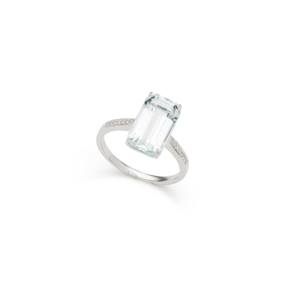 Lot 97 - An aquamarine and diamond ring