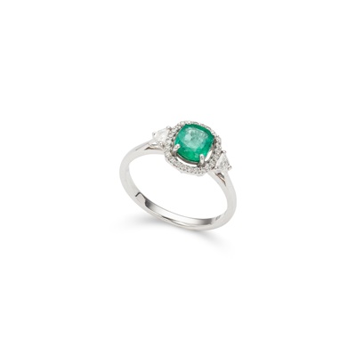 Lot 131 - An emerald and diamond ring