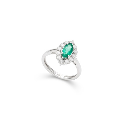 Lot 130 - An emerald and diamond cluster ring