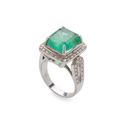 Lot 137 - An emerald and diamond ring