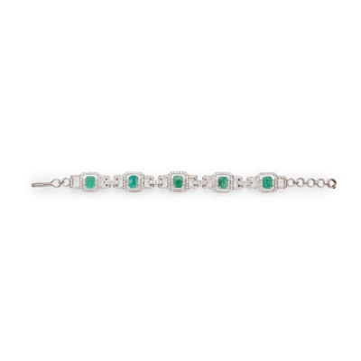 Lot 136 - An emerald and diamond bracelet