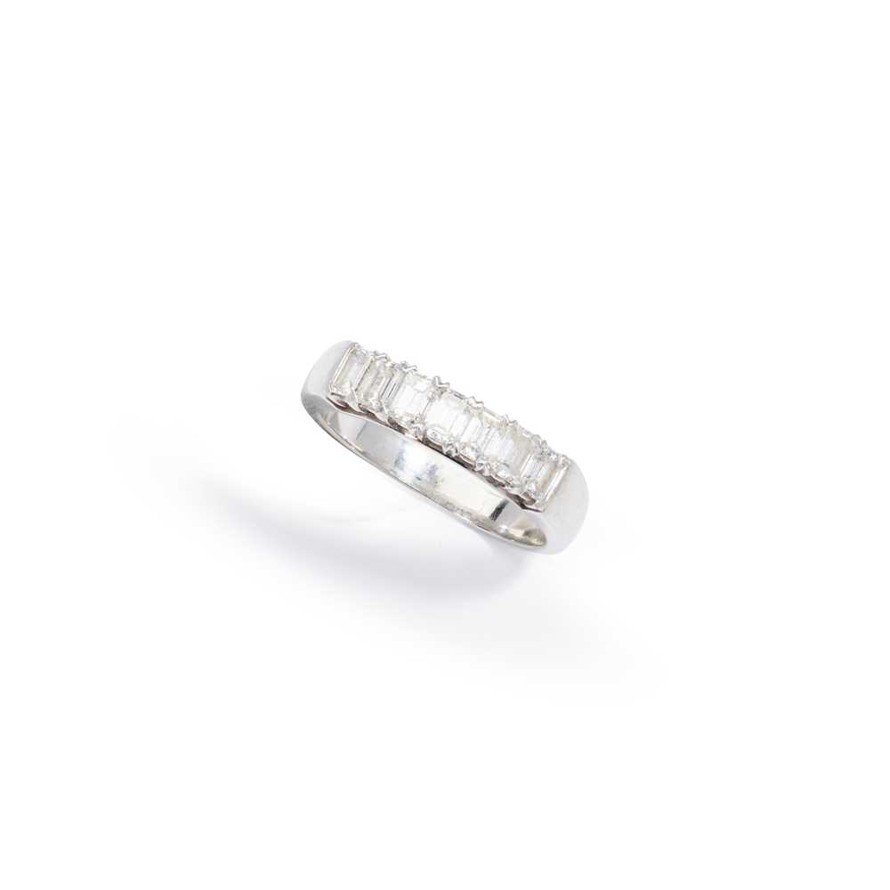 Lot 15 - Bentley & Skinner: A diamond seven-stone ring