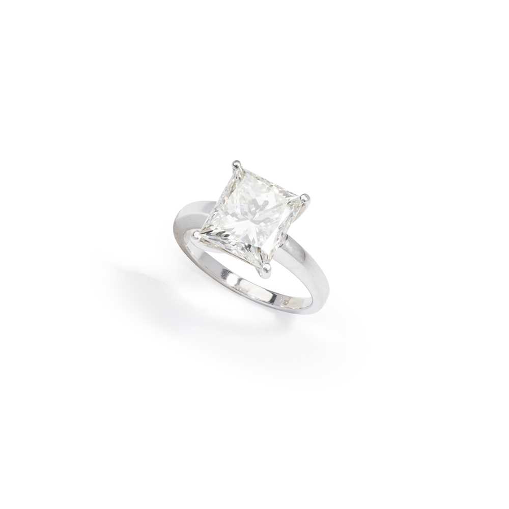 Lot 74 - A diamond single-stone ring