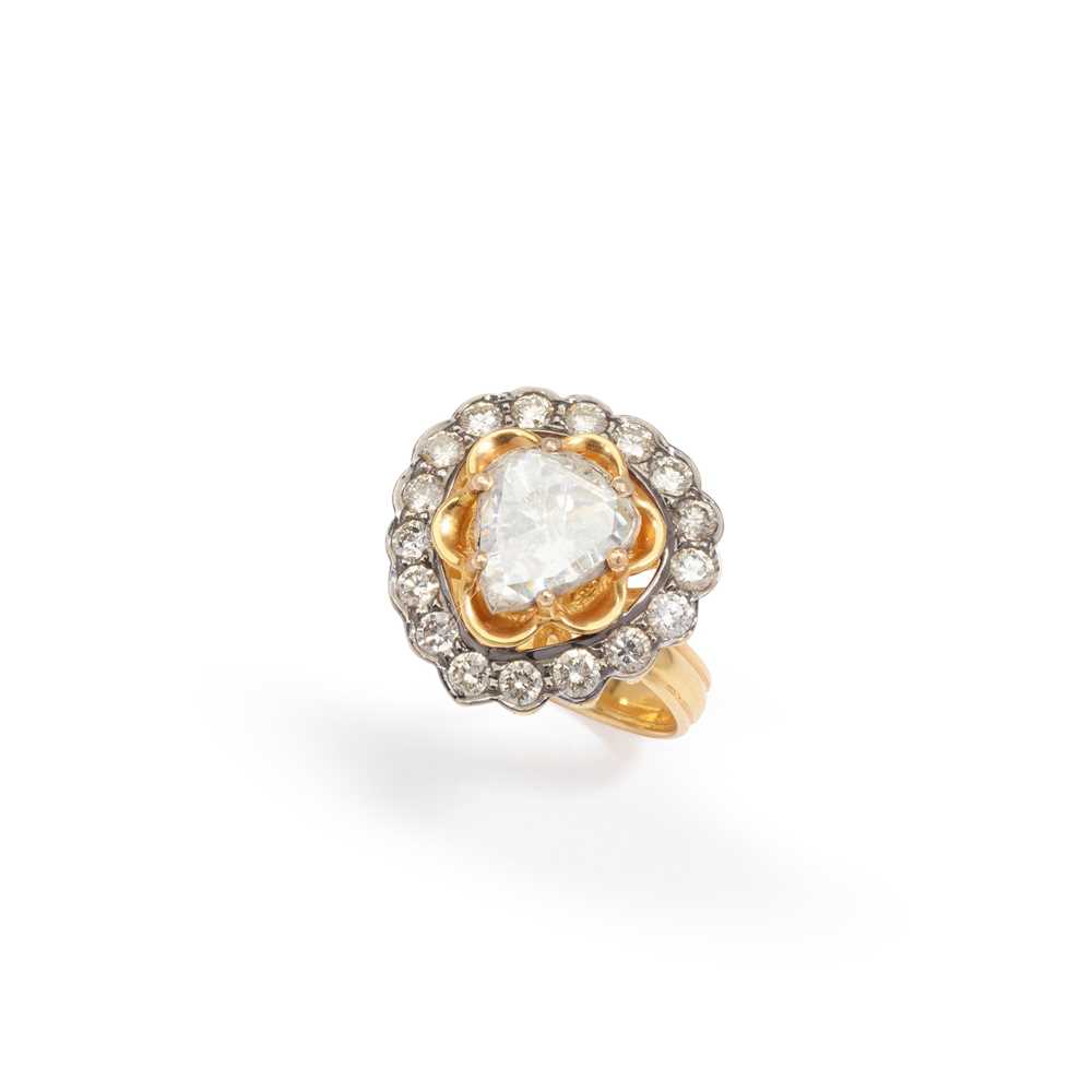 Lot 35 - A diamond cluster ring