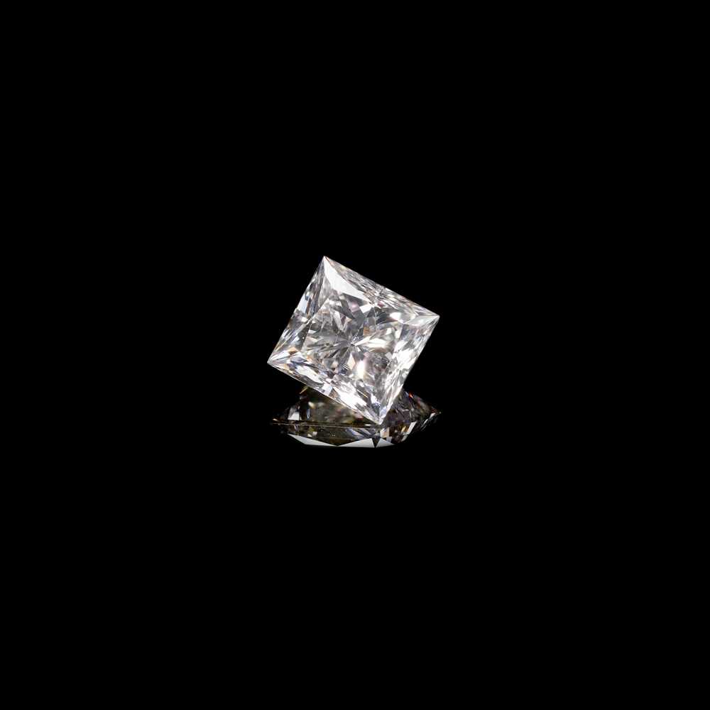 Lot 95 - An unmounted coloured diamond