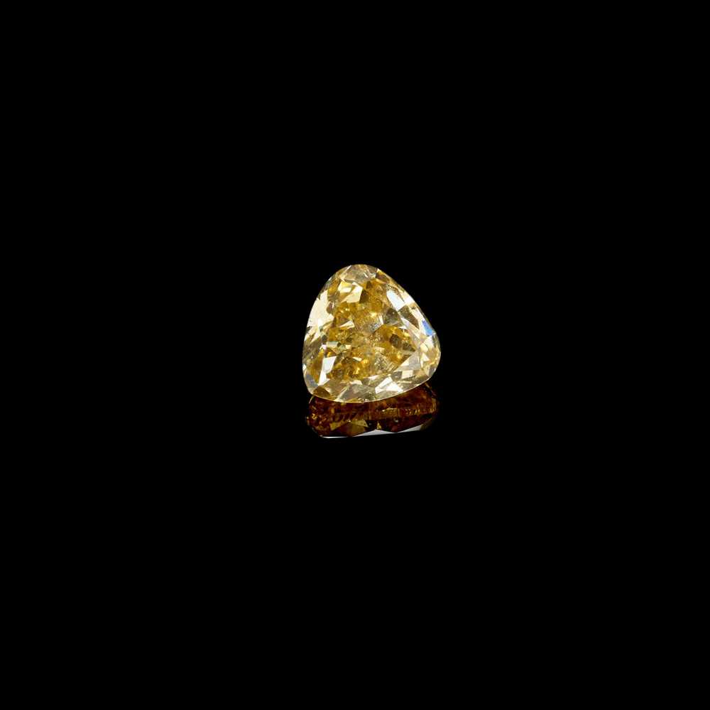 Lot 92 - An unmounted coloured diamond