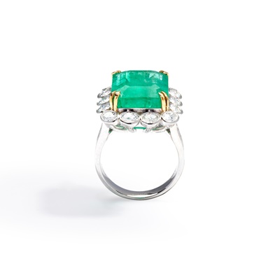 Lot 64 - An emerald and diamond cluster ring