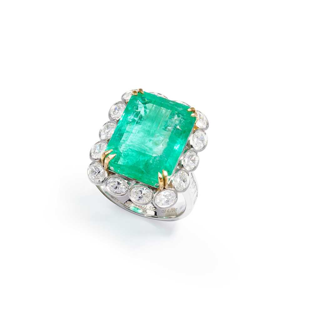 Lot 64 - An emerald and diamond cluster ring