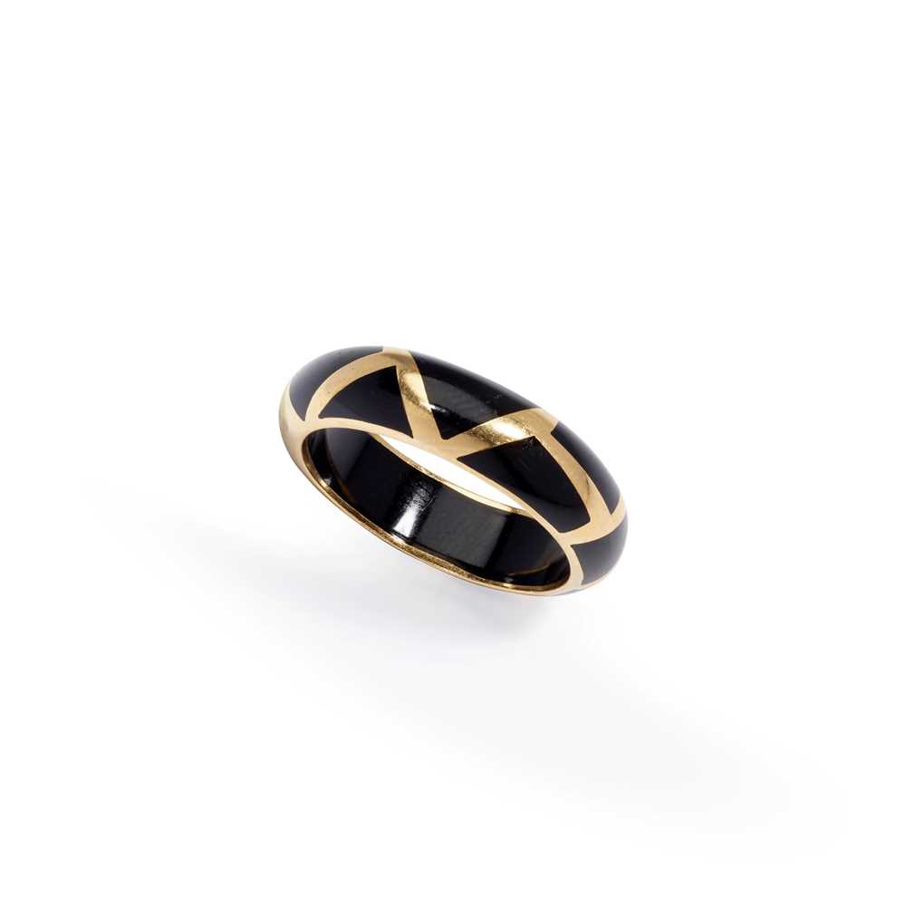 Lot 84 - A French early 20th century onyx ring
