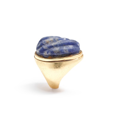 Lot 72 - Attributed to Burle Marx: A lapis lazuli 'Forma Livre' ring