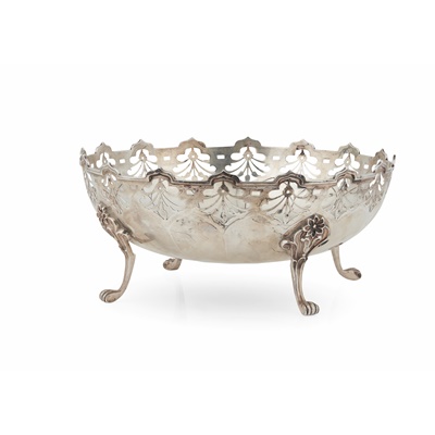 Lot 80 - A 1920s footed bowl