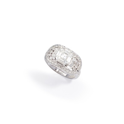 Lot 107 - A diamond dress ring
