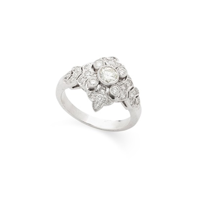 Lot 97 - A diamond cluster ring