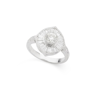 Lot 184 - A diamond cluster ring