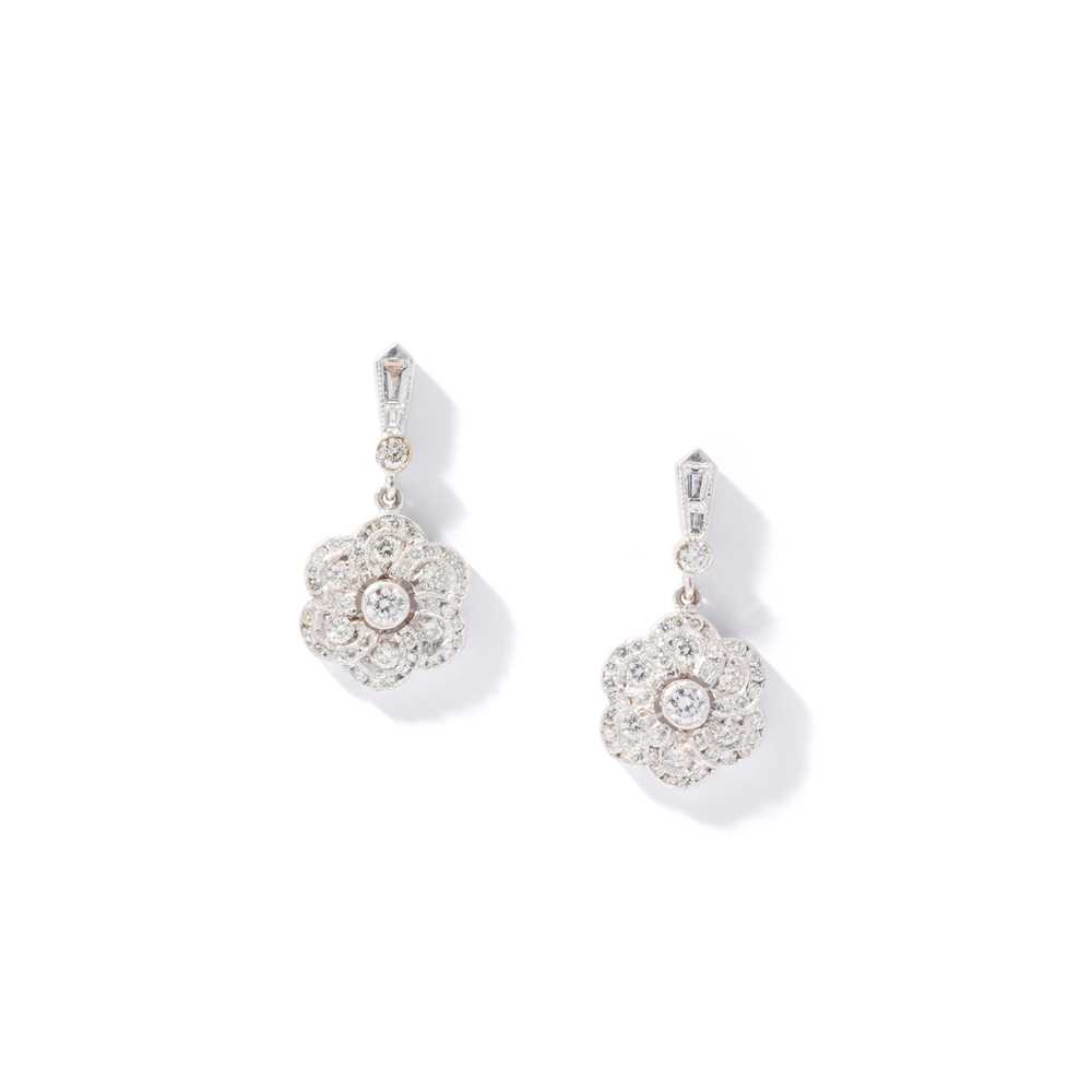 Lot 22 - A pair of diamond pendent earrings