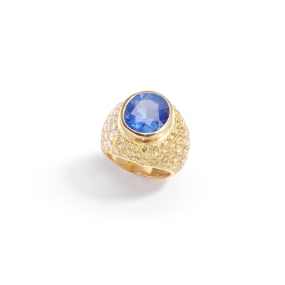 Lot 10 - A sapphire and diamond dress ring