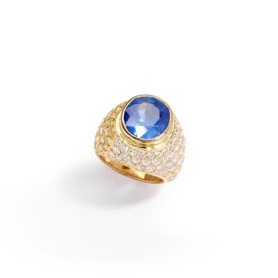 Lot 10 - A sapphire and diamond dress ring