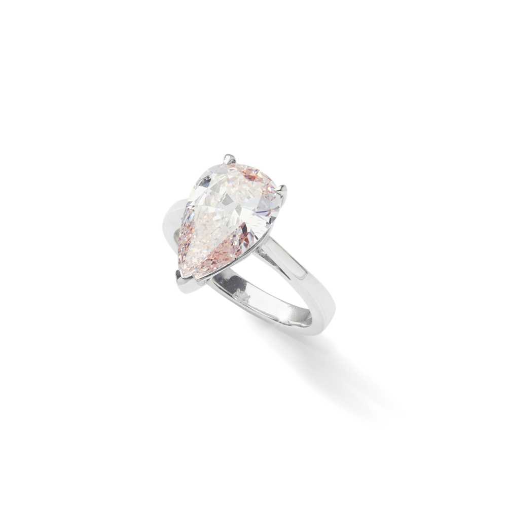 Lot 94 - A coloured diamond single-stone ring