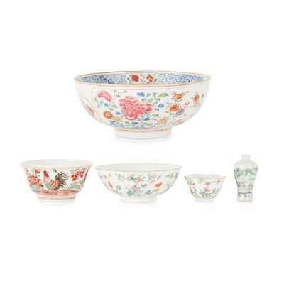 Lot 184 - GROUP OF FIVE FAMILLE ROSE WARES