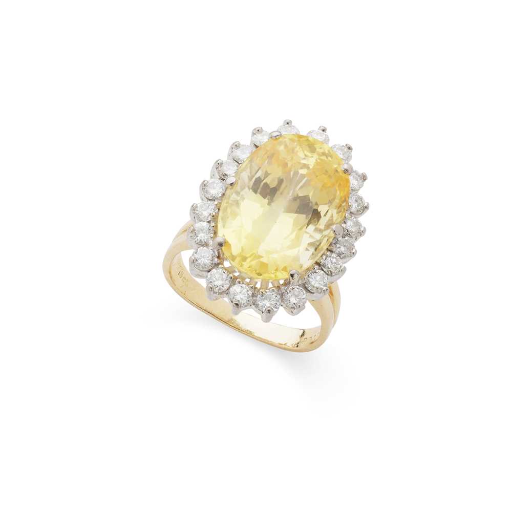 Lot 68 - A yellow sapphire and diamond cluster ring