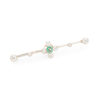 Lot 145 - An emerald and diamond bar brooch