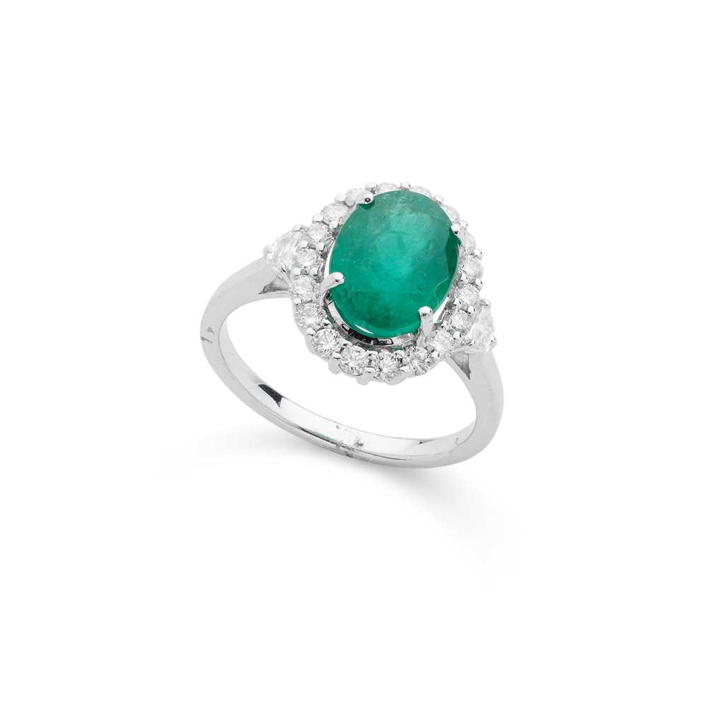 Lot 54 - An emerald and diamond cluster ring